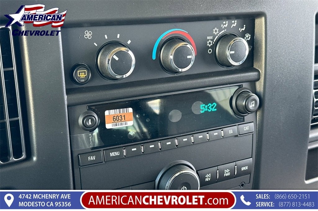 2025 Chevrolet Express Passenger 3500 1LT