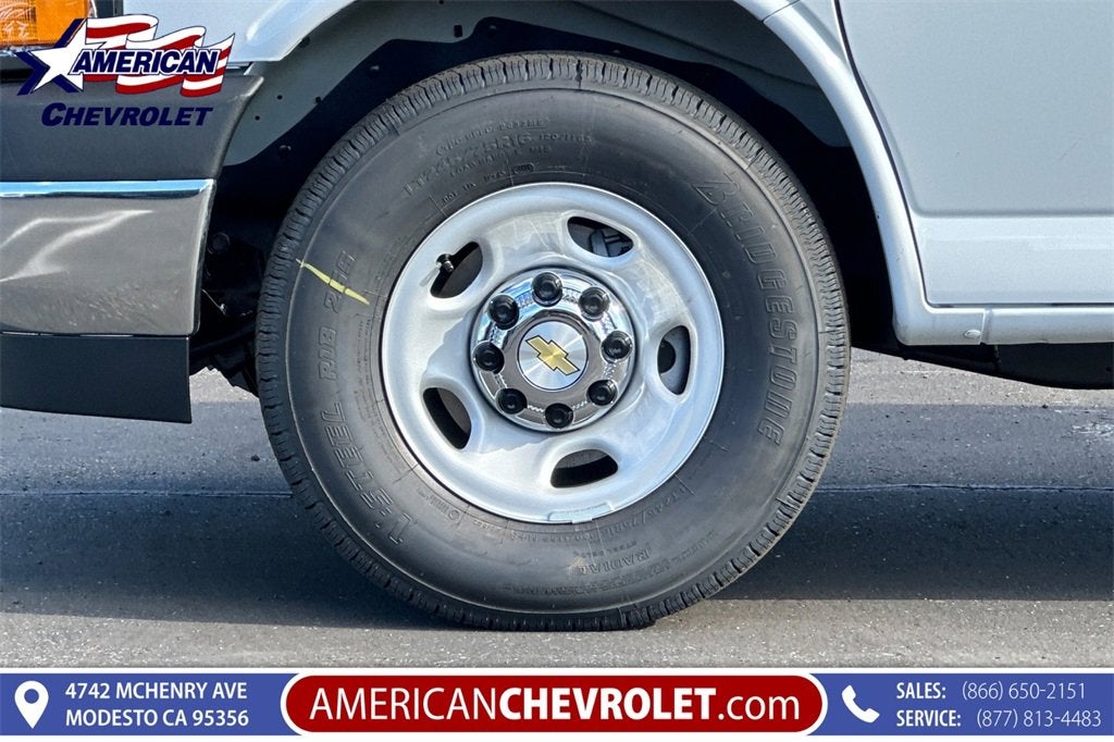 2025 Chevrolet Express Passenger 3500 1LT