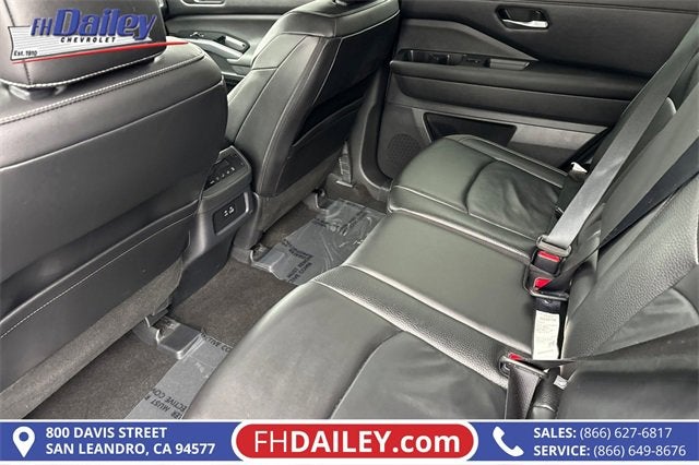 2025 Nissan Pathfinder SL