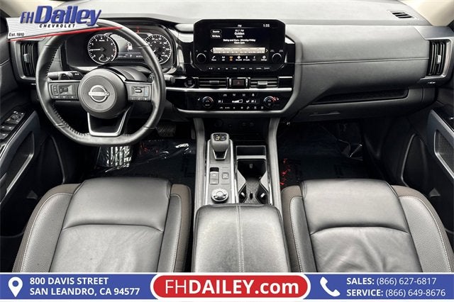 2025 Nissan Pathfinder SL