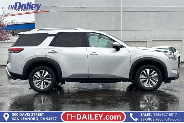 2025 Nissan Pathfinder SL