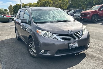 2017 Toyota Sienna XLE Auto Access Seat