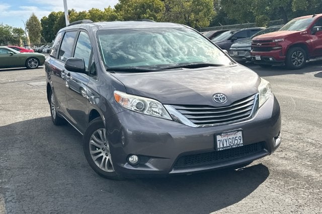 2017 Toyota Sienna XLE Auto Access Seat